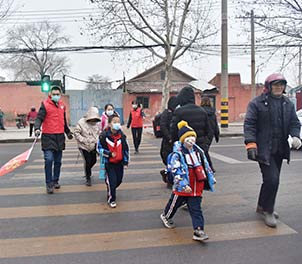 亚游ag亚游平台「中国」官方网站青年文明号义务指挥交通，为学生上学安全保驾护航