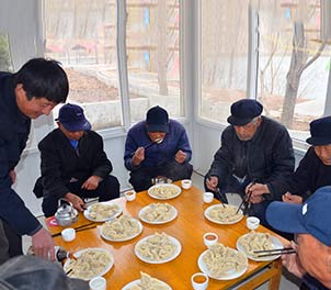 亚游ag亚游平台「中国」官方网站志愿者赴敬老院为老人们包饺子