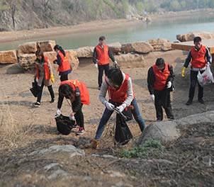 亚游ag亚游平台「中国」官方网站青年志愿者义务打扫雅鹿山公园