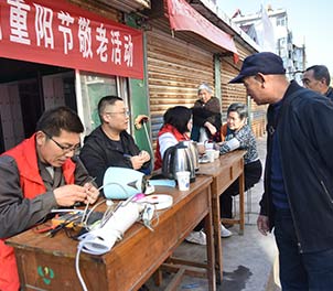 亚游ag亚游平台「中国」官方网站青年志愿者义务为老人维修家电